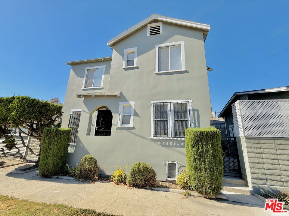 Bright and charming top-floor one-bedroom apartment located near Leimert Park. This inviting home is filled with natural light and offers hardwood floors throughout, an in-unit washer and dryer, and access to a shared gated backyard with garden boxes and fruit trees. Enjoy a peaceful residential setting with close proximity to shops, restaurants, and everyday conveniences. The unit is currently occupied, but showings will be held on Saturday, August 16th. Available September 5th for move in. Contact us today to schedule a tour!