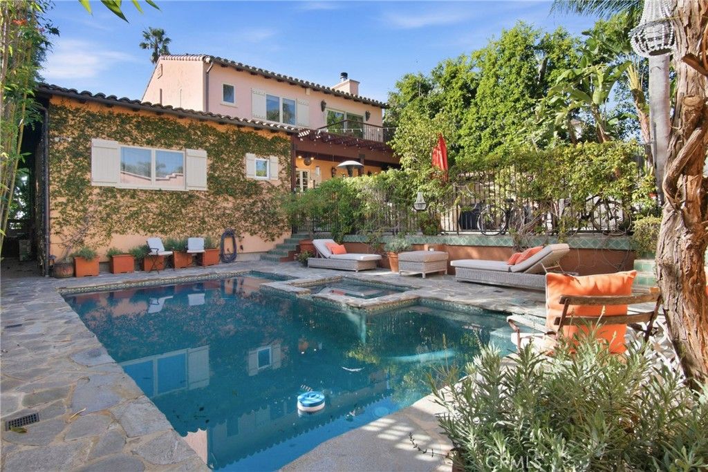 Photo of 3524 Grand View Boulevard, Los Angeles, CA 90066 (MLS # SR26004951)