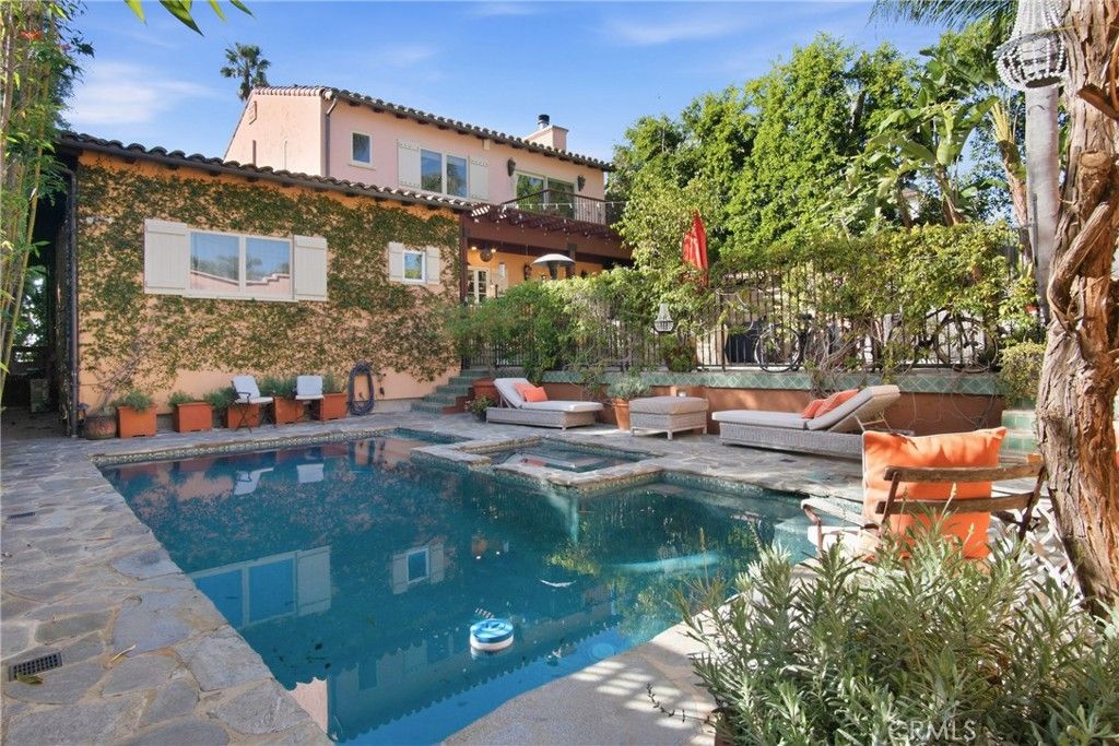 Photo of 3524 Grand View Boulevard, Los Angeles, CA 90066 (MLS # SR26004951)