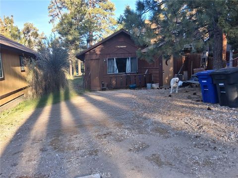 Photo of 727 Holmes Ln, Sugarloaf, CA 92386 (MLS # PW26061423)