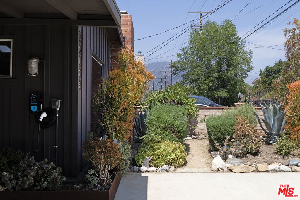 Photo of 10623 Woodward Avenue, Sunland, CA 91040 (MLS # 25629601)