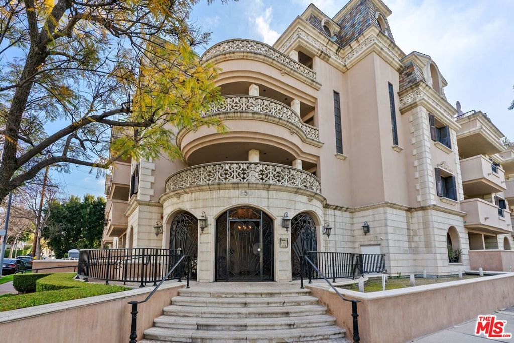 Photo of 850 N Croft Avenue #302, Los Angeles, CA 90069 (MLS # 26671567)