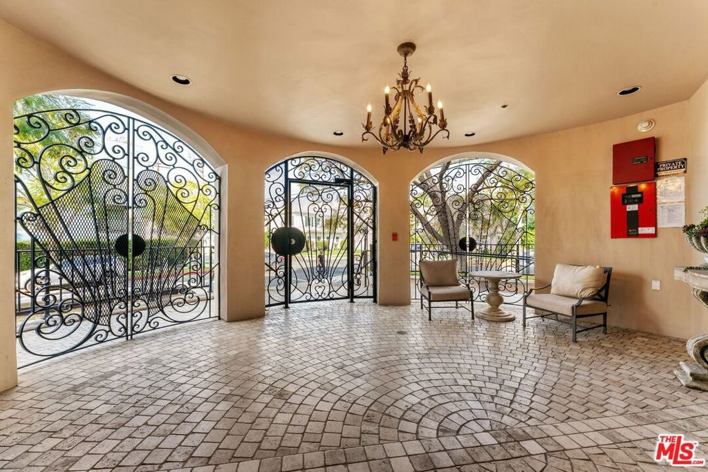 Photo of 850 N Croft Avenue #302, Los Angeles, CA 90069 (MLS # 26671567)