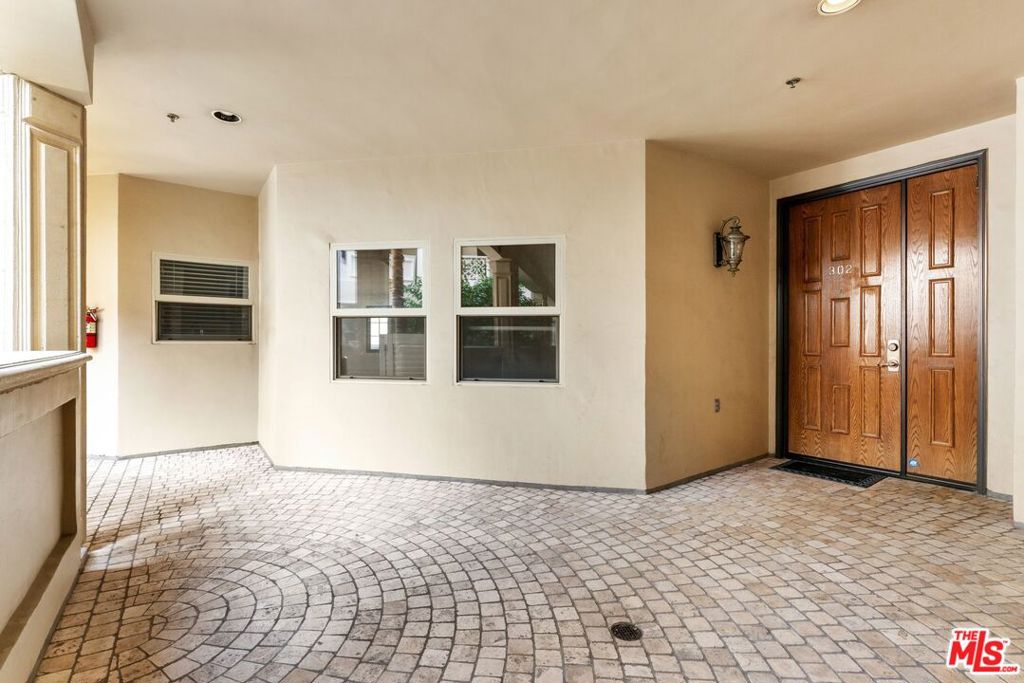 850 N Croft Avenue 302