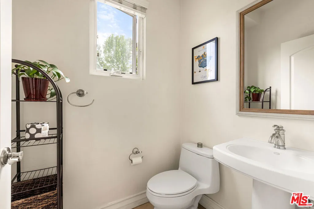 Los Angeles, California 90064, United States, 3 Bedrooms Bedrooms, ,3 BathroomsBathrooms,Residential,Active,33896