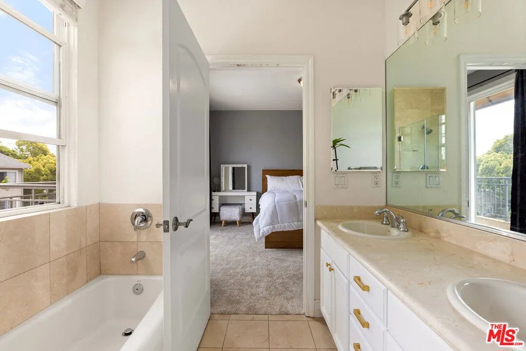 Los Angeles, California 90064, United States, 3 Bedrooms Bedrooms, ,3 BathroomsBathrooms,Residential,Active,33896