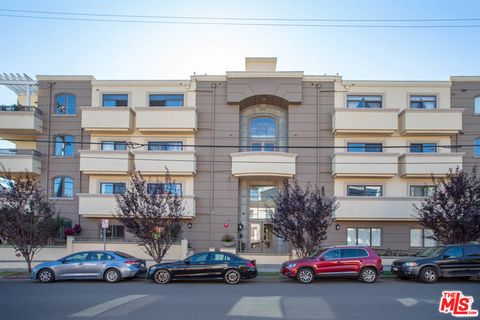 Tiny photo for 871 GRANVILLE Avenue #301, Los Angeles, CA 90049 (MLS # 25612913)