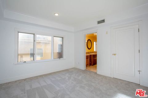 Tiny photo for 871 GRANVILLE Avenue #301, Los Angeles, CA 90049 (MLS # 25612913)