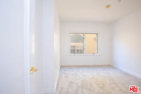 Tiny photo for 871 GRANVILLE Avenue #301, Los Angeles, CA 90049 (MLS # 25612913)