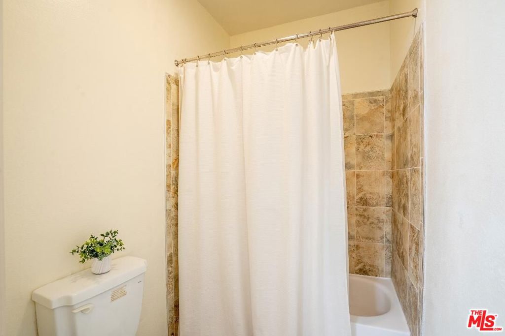 533 S St Andrews Place 220