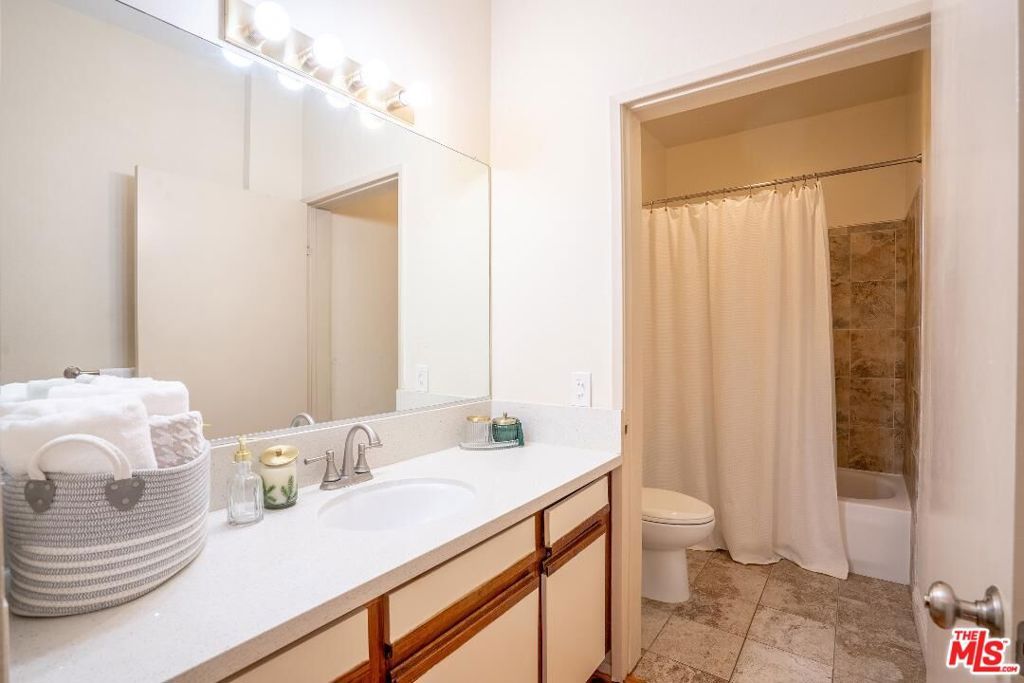 Photo of 533 S St Andrews Place #220, Los Angeles, CA 90020 (MLS # 26636973)