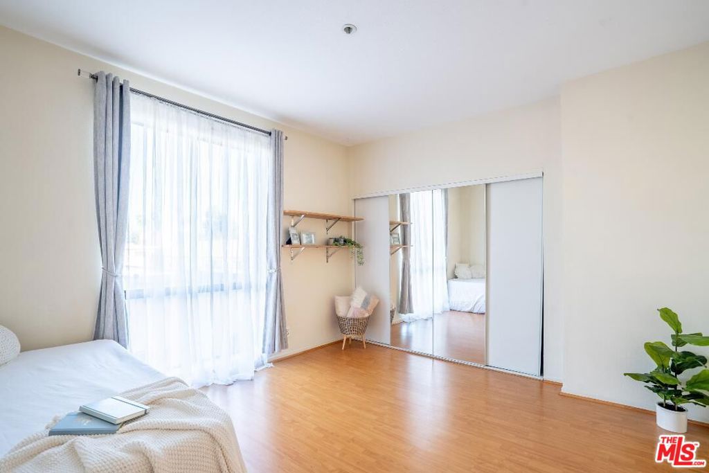 533 S St Andrews Place 220