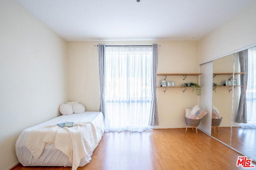 533 S St Andrews Place 220