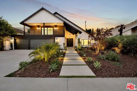 Photo of 8815 Sari Avenue, Northridge, CA 91343 (MLS # 26102639)