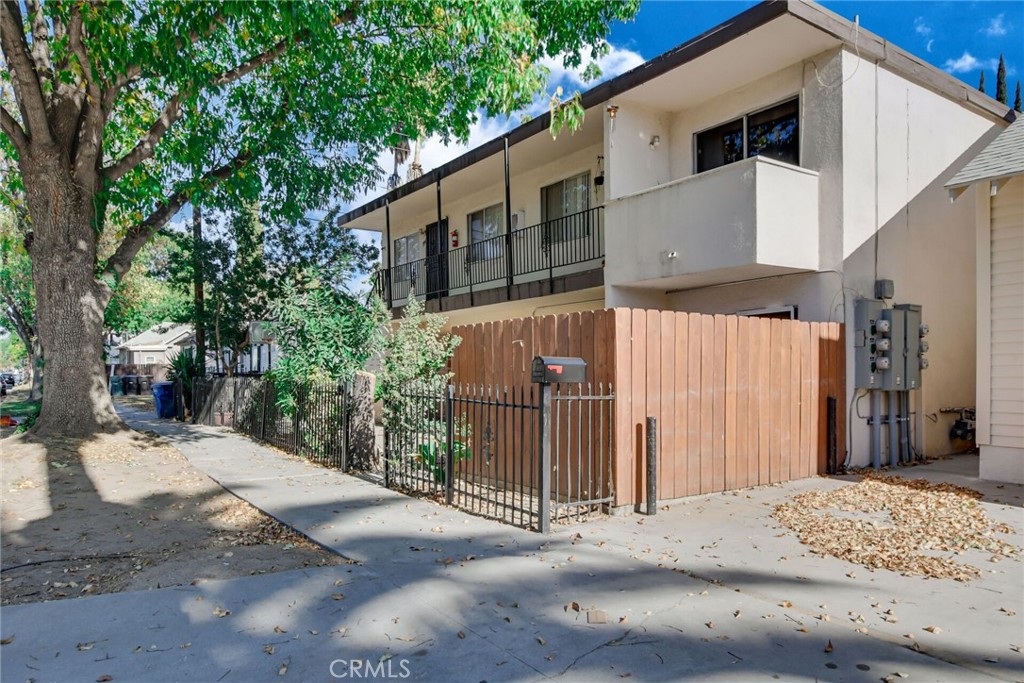 Brand-new construction! This modern 2-bedroom, 1-bathroom apartment is ideally located in historic Downtown Riverside. Close to Riverside City College (RCC), the University of California Riverside (UCR), and the train station, with Ontario Airport just a 30-minute drive away. Enjoy the convenience of being within walking distance to Downtown Riverside's many attractions, including a variety of restaurants, grocery stores, the farmers market, Riverside Community Hospital, and Mt. Rubidoux hiking trails. This apartment offers contemporary design and unbeatable proximity to Riverside's vibrant amenities. Don't miss out on this prime leasing opportunity!