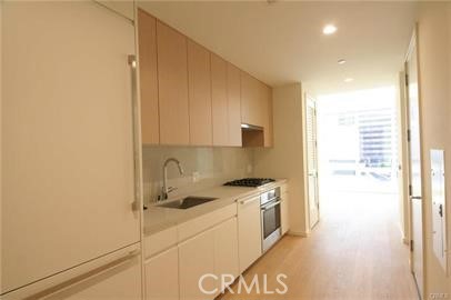 Metropolis Residential tower II high rise studio condo. Located in the 5th floor with spectacular downtown city lights view. Residents will be enjoy 24 hours lobby security services, resort like pool and BBQ area, fitness center, game room, playground and dog park offers by Metropolis. Hotel Indigo is right next to the building. If you have friends and family come to visit you, they will be able to walk to meet with you. Easy access to the 110, 101, and 5 fwy. A must see!
