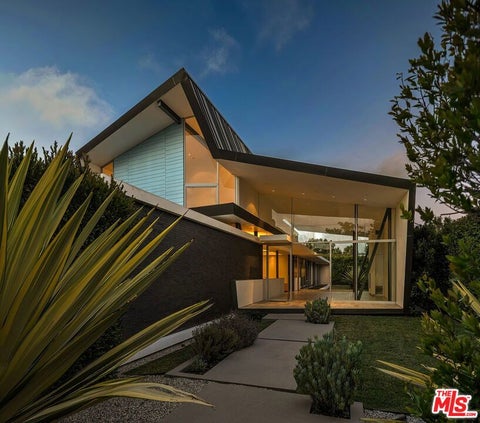 Photo of 3646 Inglewood Boulevard, Los Angeles, CA 90066 (MLS # 26849813)