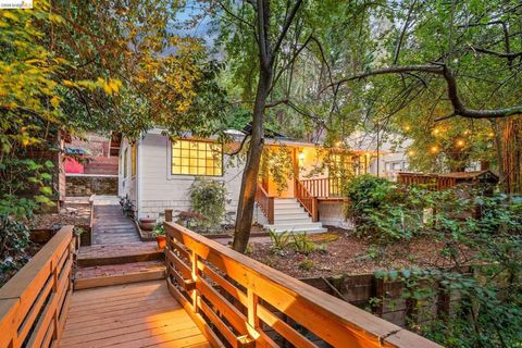 Photo of 6400 Pinehaven Rd, Oakland, CA 94611 (MLS # 41134433)
