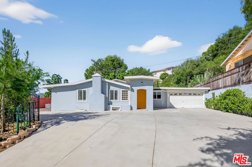 Photo of 4603 Ocean View Boulevard, La Canada Flintridge, CA 91011 (MLS # 26667397)