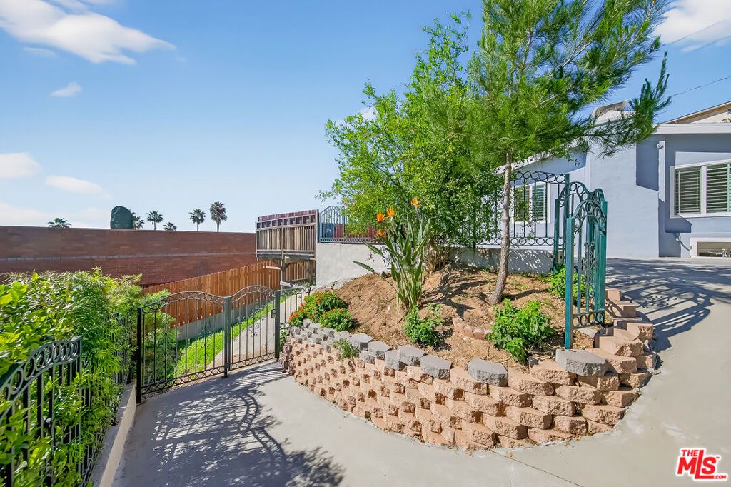 Photo of 4603 Ocean View Boulevard, La Canada Flintridge, CA 91011 (MLS # 26667397)