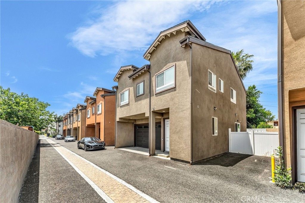 Photo of 7419 N Mia Lane Ln, Van Nuys, CA 91405 (MLS # DW25131626)