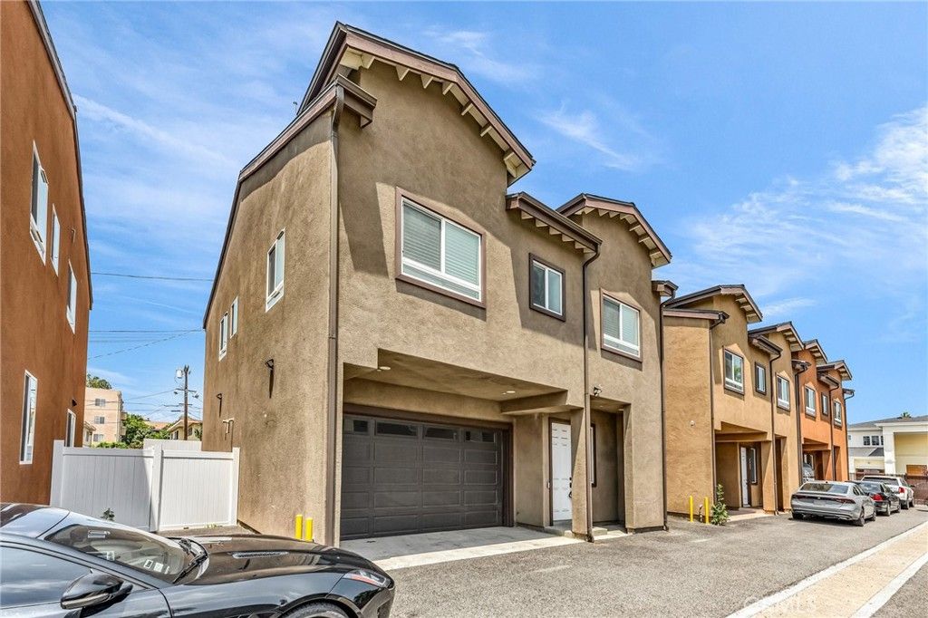 Photo of 7419 N Mia Lane Ln, Van Nuys, CA 91405 (MLS # DW25131626)