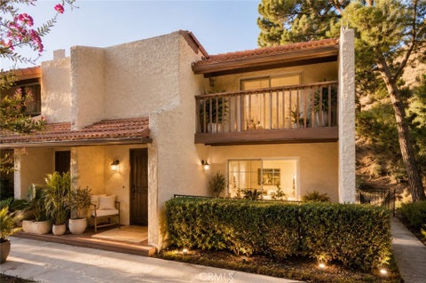 Photo of 9555 Via Venezia, Burbank, CA 91504 (MLS # GD26061114)