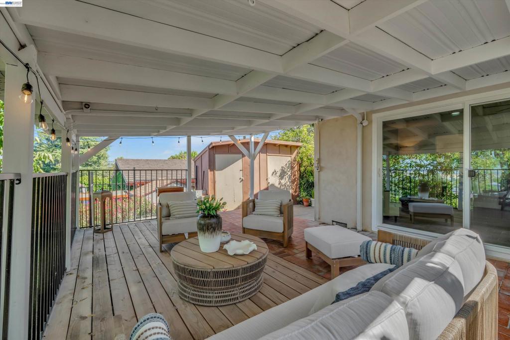 327 Kingston Ave