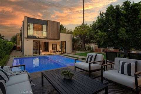 Photo of 4939 Petit Avenue, Encino, CA 91436 (MLS # SR25198367)