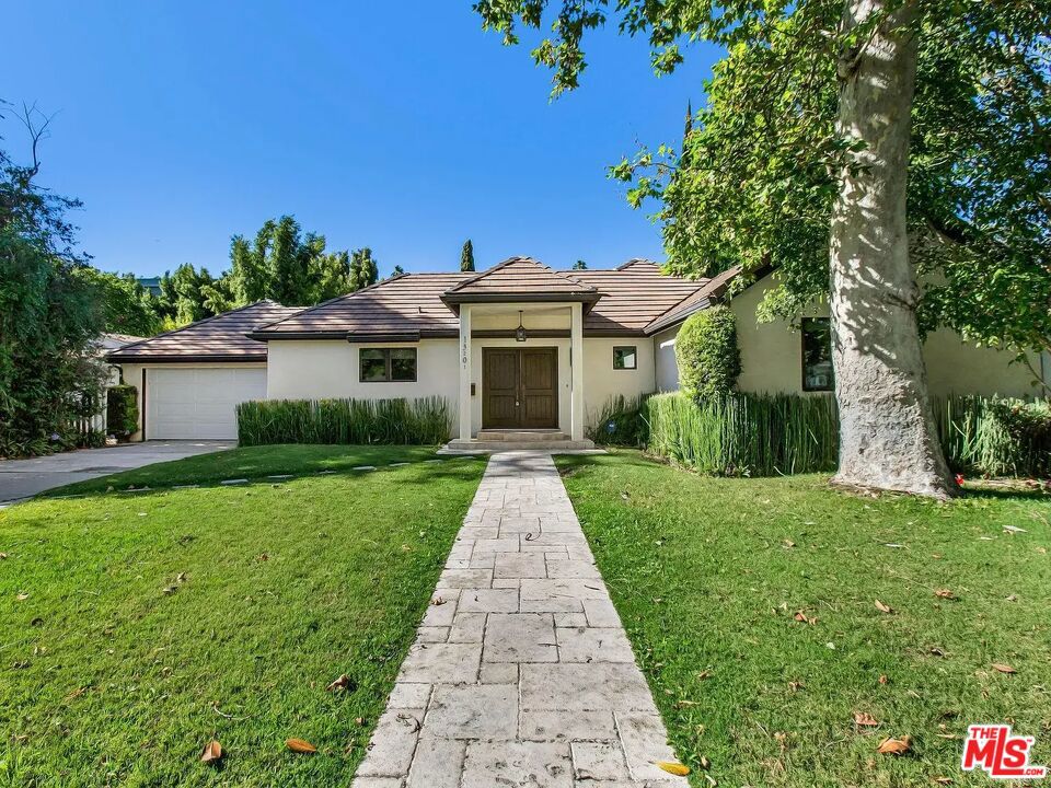 Sherman Oaks | 6BR Estate with Pool & Guest House Located in one of Sherman Oaks' most desirable pockets, this charming home features 6 total bedrooms, including a 2-bedroom, two separate guest houses with its own bath/showers. Enjoy spacious living areas, a bright eat-in kitchen with island, and a romantic primary suite with backyard access and private bath. Outside, relax by the massive pool, lush yard, and dining patio. Additional highlights include a large driveway, garage, and prime proximity to shopping, dining, and more.