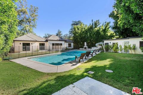 Photo of 13201 Bloomfield Street, Sherman Oaks, CA 91423 (MLS # 25565151)