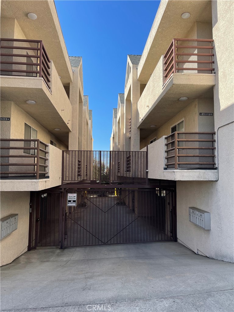Beautiful and spacious condo in Tujunga, offering over 1,500 sq. ft. of living space with 4 bedrooms (The 4th bedroom can be used as a den, office, or formal dining room) and 3 bathrooms. This well-maintained home features central air, a bright and open living room with a cozy fireplace, and a stylish kitchen equipped with a stove and dishwasher. Enjoy the convenience of in-unit laundry, with a washer and dryer included in the sale. Recent upgrades include new windows and a brand-new air conditioning system throughout. The unit also comes with tandem parking for two cars. Don't miss this great opportunity!