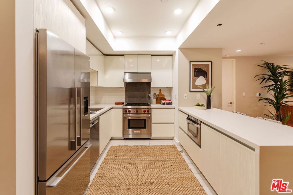 Photo of 441 S Barrington Avenue #109, Los Angeles, CA 90049 (MLS # 25606649)