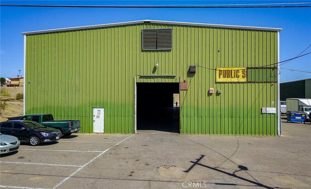 Now available for lease, 160 Eastgate Road is a ±14,000 square foot industrial building ideally suited for warehouse, storage, or light manufacturing uses. Located in Barstow, CA, the property features a yard, one 90-foot truck scale, two 14’ x 18’ roll-up doors, 220-volt electrical service, and a 26-foot clear ceiling height. The building is also equipped with a wet-pipe fire sprinkler system for added safety and code compliance.
Strategically positioned less than one mile from Interstate 15 serving over 40,000 vehicles daily—this location offers outstanding regional access, just two hours from Las Vegas, NV and five and a half hours from Phoenix, AZ. It’s an ideal logistics or operational hub for businesses seeking to serve the broader Southern California and Southwest markets.
Offered at a lease rate of $1.25 per square foot, plus NNN fees, (to be determined), this property is competitively priced in a growing logistics corridor. The site is also well-positioned to benefit from the future Barstow International Gateway (BIG)—a ±4,000-acre, state-of-the-art rail and logistics facility—which is expected to drive significant demand for industrial space across the Barstow region.