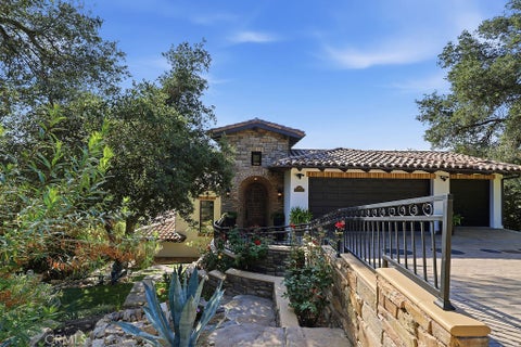 Photo of 921 Monarch DR, La Canada Flintridge, CA 91011 (MLS # CV26208918)