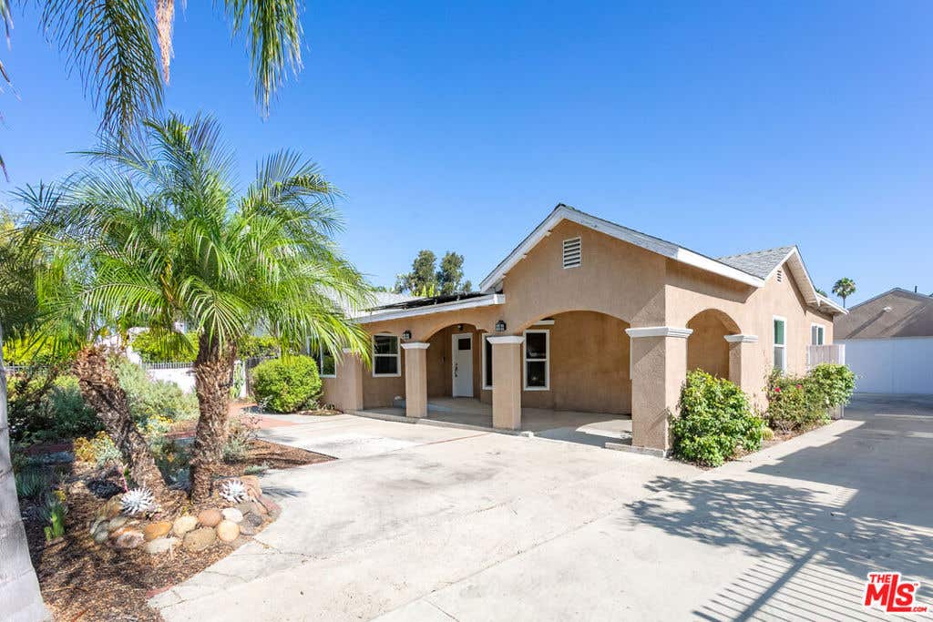 Photo of 11817 Kittridge Street, Los Angeles, CA 91606 (MLS # 26873287)