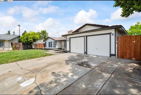 Photo of 1272 1272 Eastridge pl Pl, Manteca, CA 95336 (MLS # 41105741)