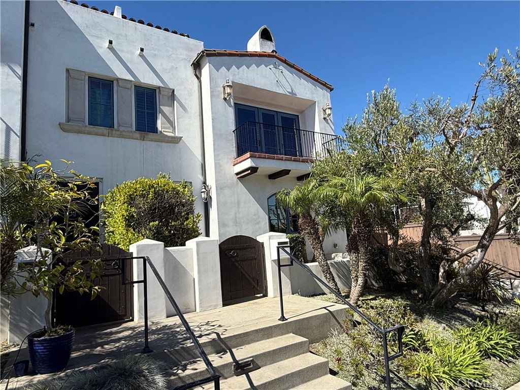 This immaculate end-unit townhome offers of refined living space in a prime Manhattan Beach location. In like-new condition, the home blends comfort and sophistication with fresh paint, new carpet, and thoughtful upgrades throughout.
Step inside to soaring ceilings and a light-filled living room anchored by a dramatic floor-to-ceiling fireplace. The chef’s kitchen is designed for both daily living and entertaining, featuring a massive center island, (many) brand-new appliances, a pantry, and abundant counter and storage space.
The three spacious bedrooms are all located on the same level, complemented by a versatile loft/upper living area perfect for an office, media space, or workout space. The primary suite includes a custom walk-in closet and private bathroom retreat with a walk-in shower and separate jetted soaking tub.
Additional highlights include a large laundry/utility room, central A/C, plantation shutters, Ring security camera, built-in linen storage, and heavily insulated walls and windows for utility efficiency. The property also includes a two-car garage, additional assigned carport parking, and is located within the award-winning Manhattan Beach Unified School District. Get settled in just in time for school!
Available now for lease—experience the best of Manhattan Beach living in a home that feels brand new. And it practically is - new carpet, paint, new laundry room flooring, new cooktop, downdraft vent, double ovens, dishwasher & disposal, new faucets and fixtures in kitchen & baths, new garage door openers & keyless entry pad, resurfaced granite & travertine, new ring camera, new TV wall mounts and more. This will be your "like-new" home to comfortably enjoy!