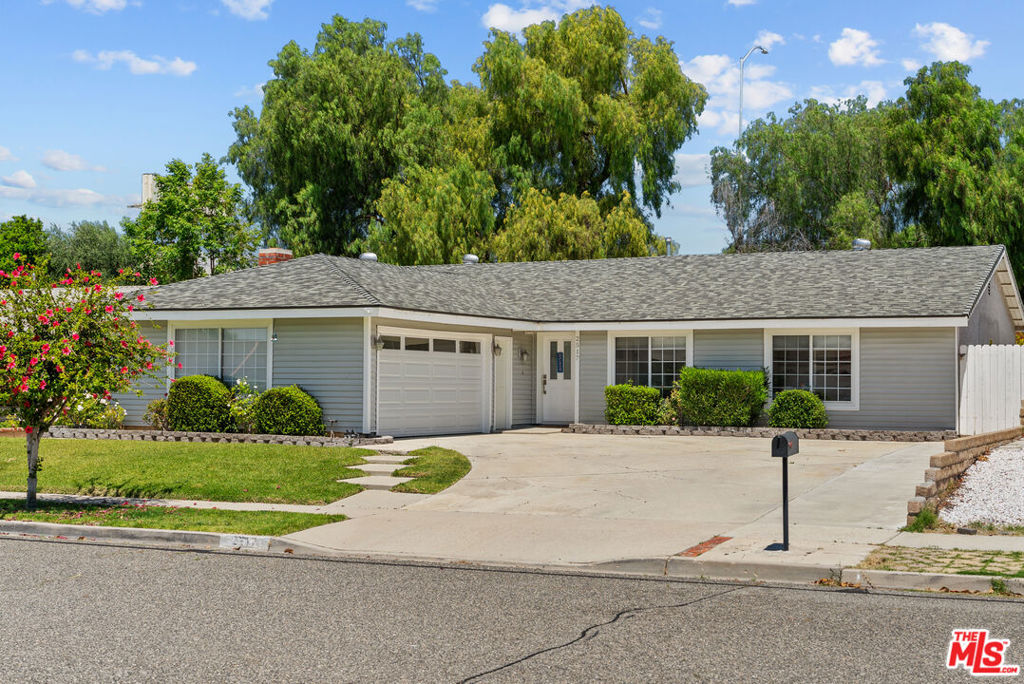 2517 E Phyllis Street