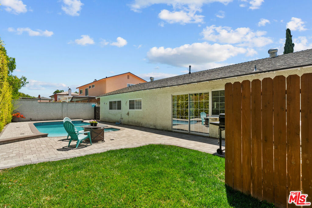 2517 E Phyllis Street