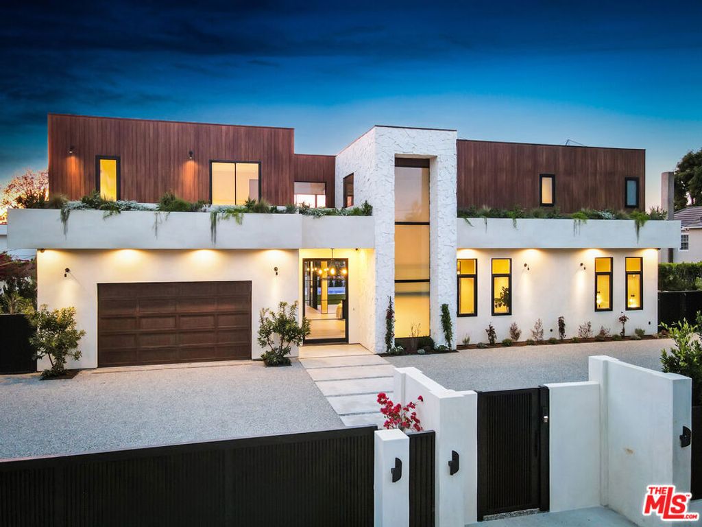 Photo of 5411 Vanalden Avenue, Tarzana, CA 91356 (MLS # 26635829)