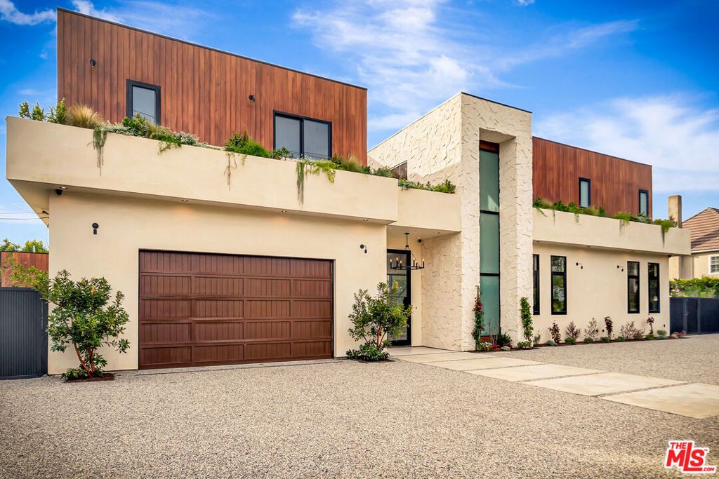 Photo of 5411 Vanalden Avenue, Tarzana, CA 91356 (MLS # 26635829)