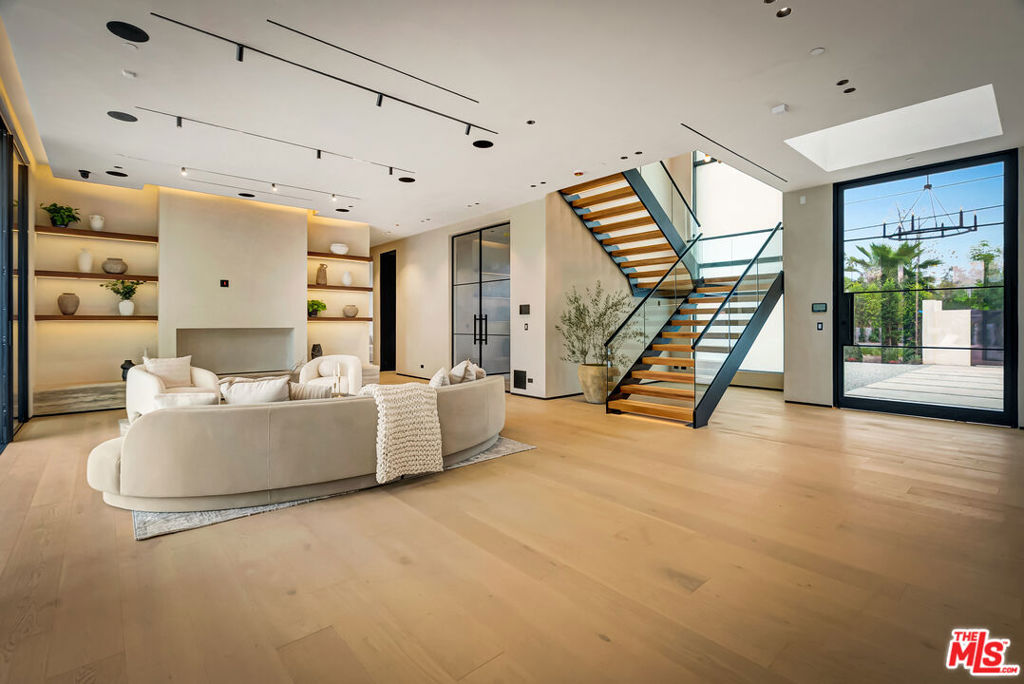 5411 Vanalden Avenue