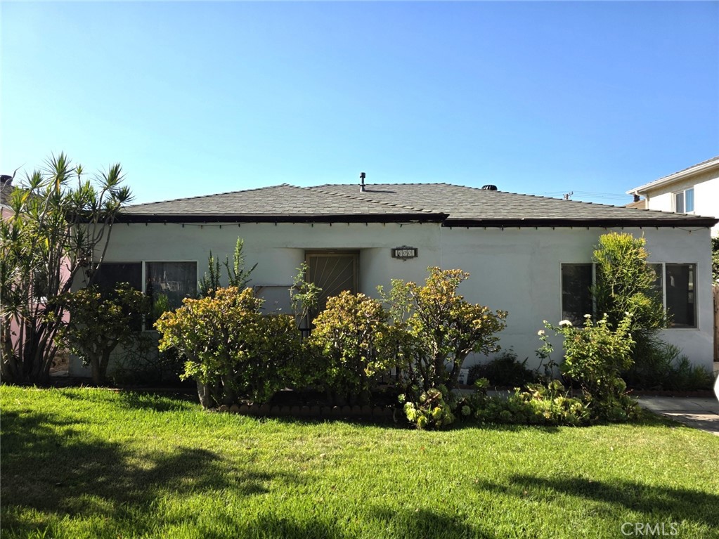 Charming Glendale Home with Bonus Room & Outdoor Space
This well-maintained 3-bedroom, 2-bathroom home offers comfort, versatility, and plenty of living space. The property features a bonus room in the garage with its own bathroom, ideal for a private office, recreation room, or guest suite.
The home welcomes you with a bright living room, a separate dining area, and abundant storage throughout. Modern comforts include heating and air conditioning, while laundry is conveniently located just outside the back door.
Step outside to enjoy a private back patio and a full front yard, perfect for gatherings, gardening, or outdoor living. With 4 parking spaces and an additional room in the back, this home is a unique opportunity offering functionality.