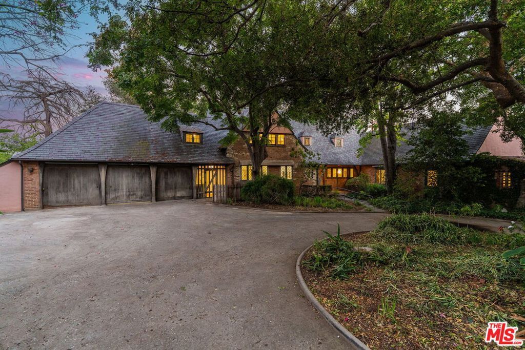 Photo of 1660 La Vista Place, Pasadena, CA 91103 (MLS # 25609287)