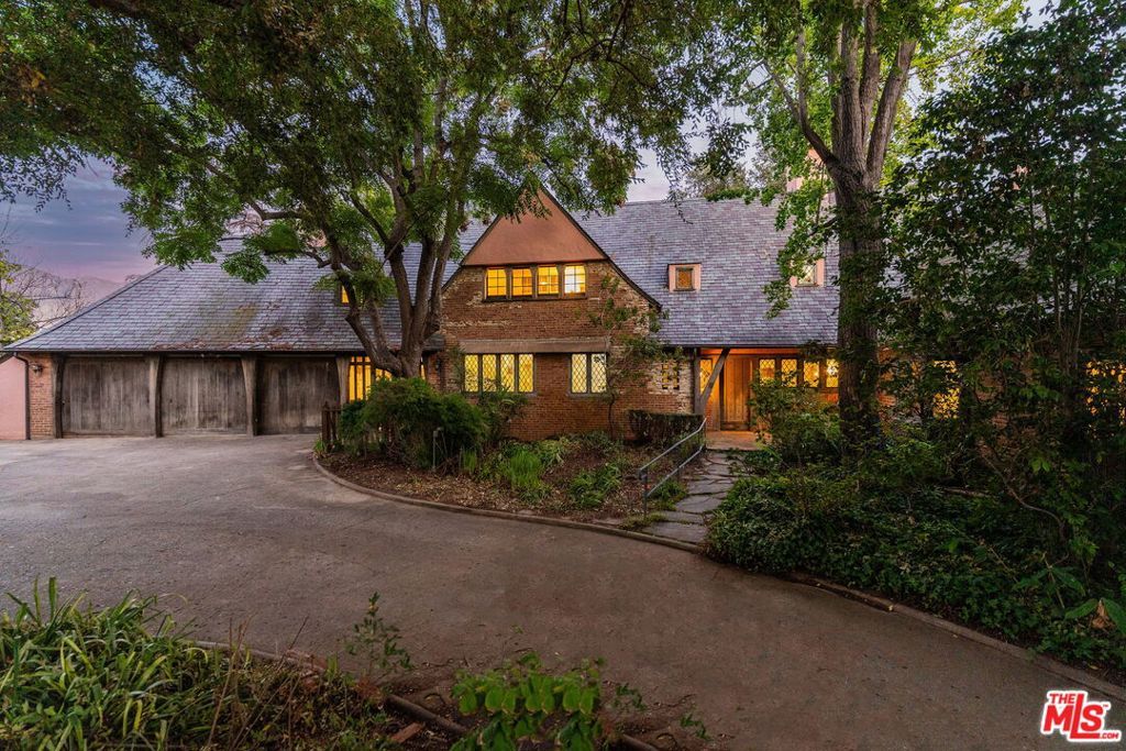 Photo of 1660 La Vista Place, Pasadena, CA 91103 (MLS # 25609287)