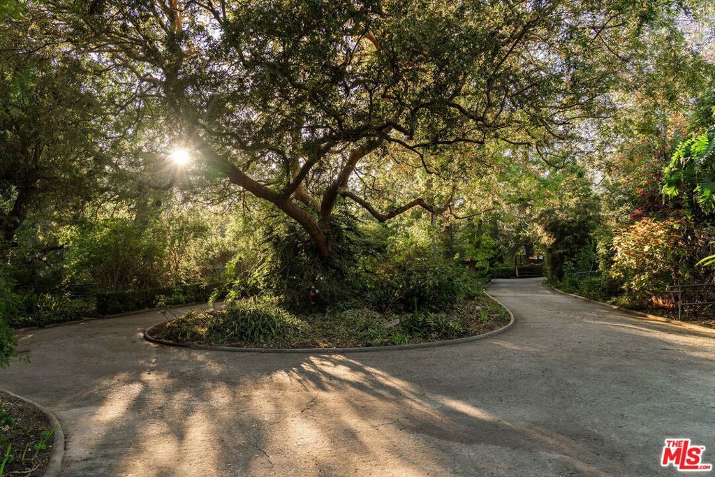 Photo of 1660 La Vista Place, Pasadena, CA 91103 (MLS # 25609287)