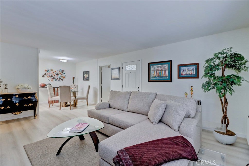 2213 Via Mariposa East A
