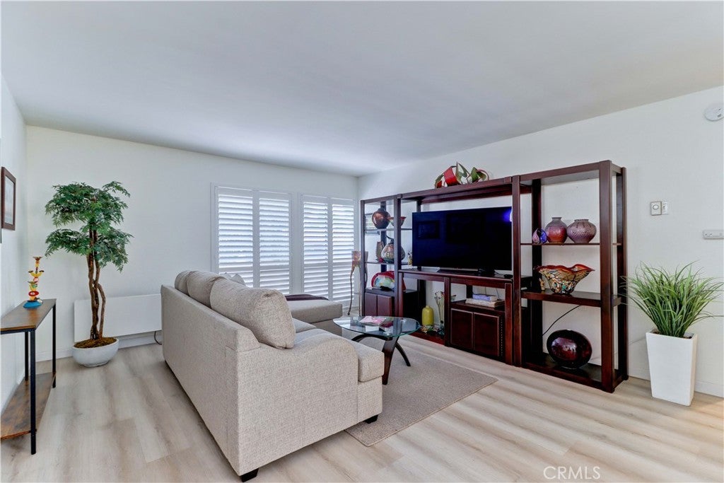 2213 Via Mariposa East A
