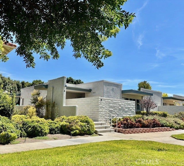 2213 Via Mariposa East